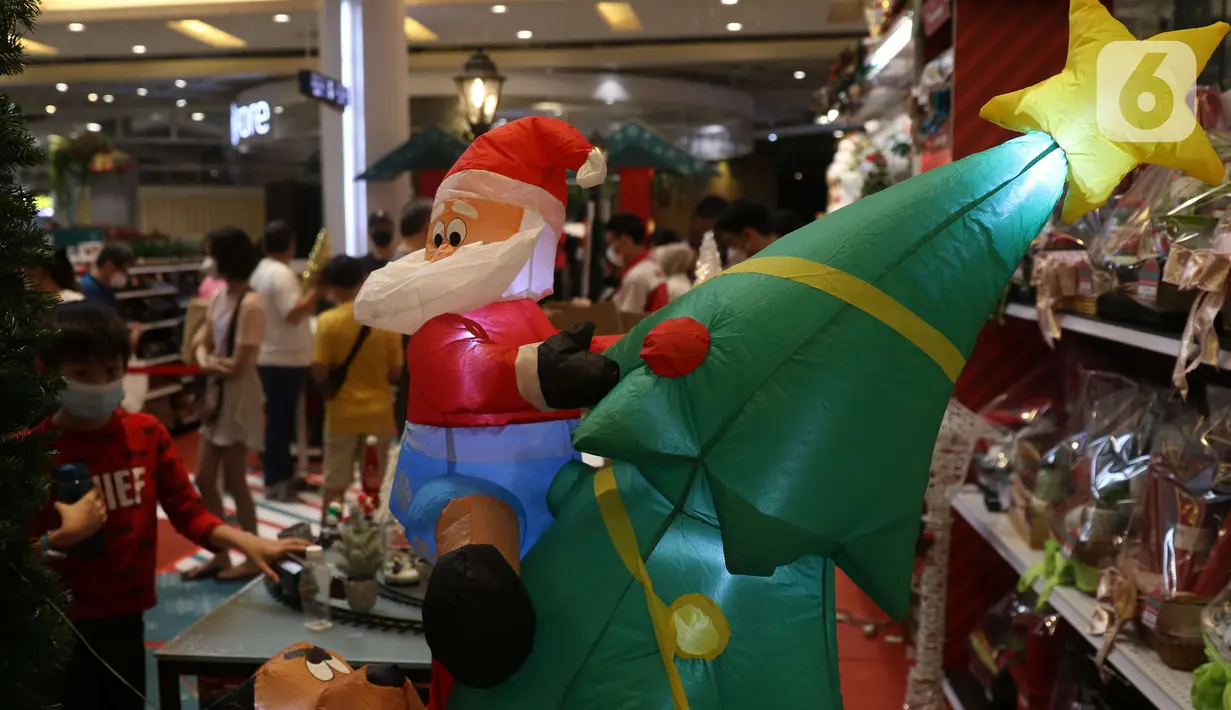 Pernak pernik Natal terlihat di Living World, Tangerang Selatan, Senin (13/12/2021). Jelang perayan Natal sejumlah pusat perbelanjaan dihiasi ornamen Natal yang dijual. (Liputan6.com/Anga Yuniar)