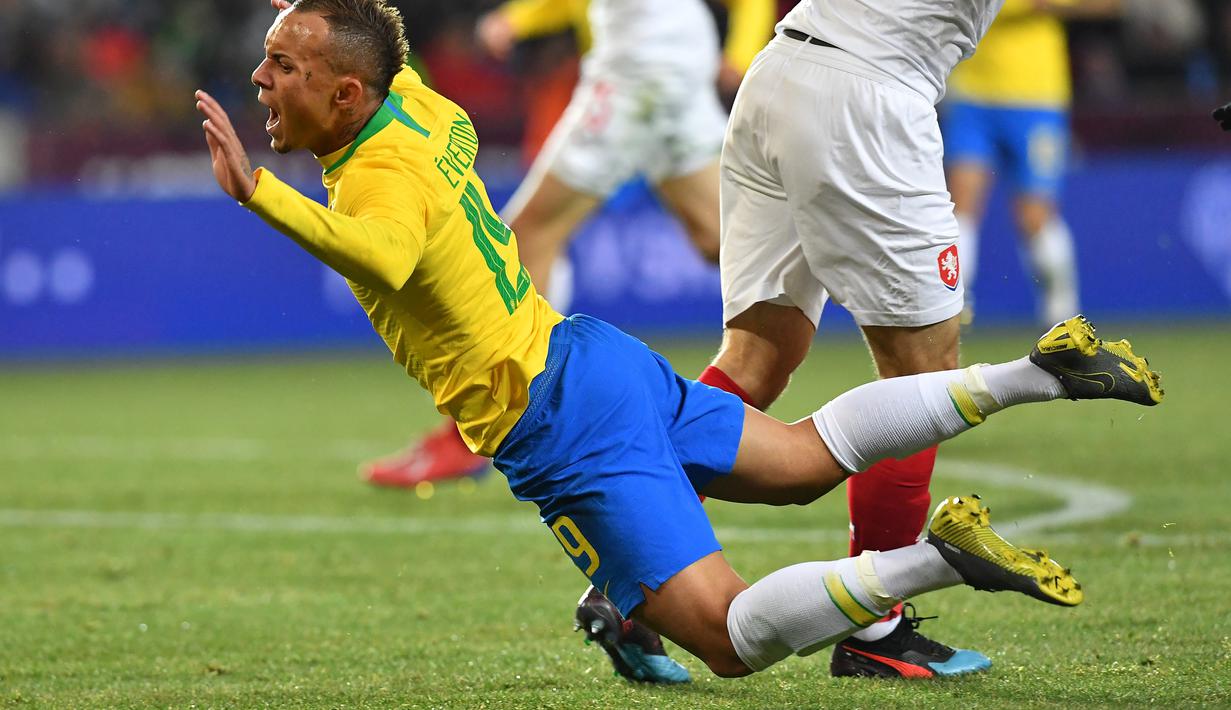 Gelandang Brazil, Everton dijatuhkan lawan pada laga persabahabatan yang berlangsung di Stadion Sinobo, Praha, Rabu (27/3). Brazil menang 3-1 atas Republik Ceko. (AFP/Joe Klamar)