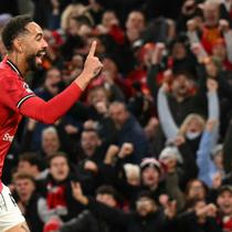 Penyerang Manchester United asal Brasil #10, Matheus Cunha, merayakan gol pembuka yang membawa timnya unggul 1-0 dalam pertandingan Liga Inggris antara Manchester United dan Brighton and Hove Albion di Old Trafford, Manchester, Inggris barat laut, pada 25 Oktober 2025. (Oli SCARFF/AFP)