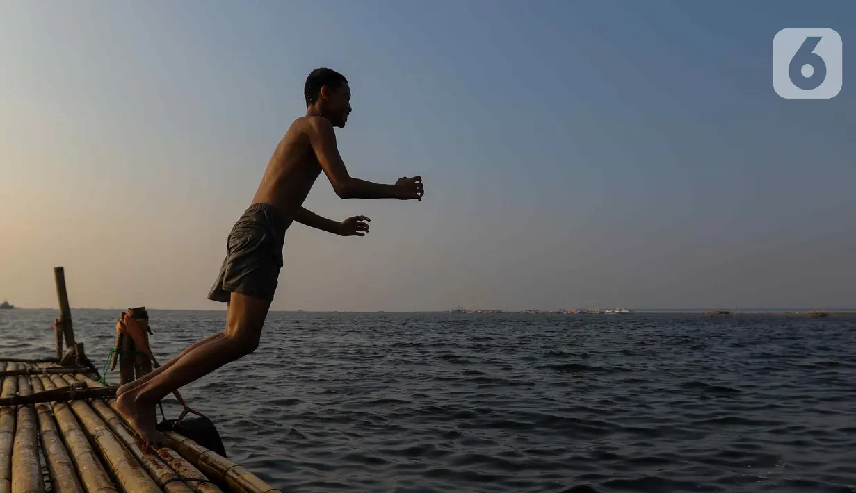 Suasana pantai yang terbilang asri memikat pengunjung untuk bersantai sejenak. (Liputan6.com/Herman Zakharia)