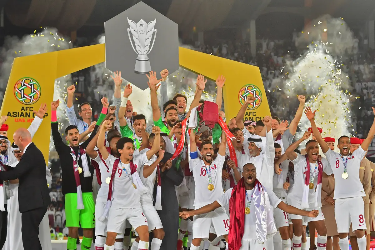 Para pemain Qatar merayakan gelar juara Piala Asia 2019 usai mengalahkan Jepang pada laga final. (AFP/Giuseppe Cacace)