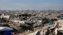 Dewan ini bertugas mendukung administrasi, rekonstruksi, hingga pemulihan ekonomi Jalur Gaza sesuai 20 poin rencana perdamaian Trump untuk mengakhiri perang yang oleh banyak pihak disebut sebagai genosida Israel terhadap warga Palestina. Tampak dalam foto, para pengungsi Palestina hidup di tengah reruntuhan rumah dan bangunan yang hancur akibat serangan militer Israel selama lebih dari dua tahun di wilayah Gaza, di kamp pengungsi Jabalia, di bagian utara Jalur Gaza pada Sabtu 17 Januari 2026. (Omar AL-QATTAA/AFP)