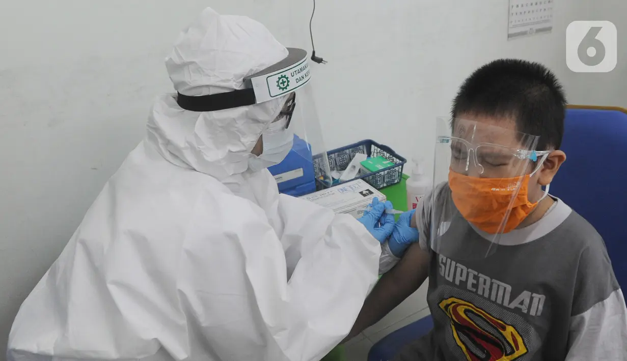 Dokter memberikan imunisasi campak kepada murid baru sekolah dasar negeri di Puskesmas Pondok Labu, Jakarta Selatan, Rabu (12/8/2020). Selain dalam rangka Bulan Imunisasi Anak Sekolah, kegiatan ini juga bagian dari pemeriksaan kesehatan murid baru sekolah dasar negeri. (merdeka.com/Arie Basuki)