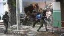 Dinding rumah sakit dan bangunan di sekitarnya penuh dengan lubang peluru, yang menandakan adanya perkelahian antara polisi dan geng di lingkungan tersebut. (AP Photo/Odelyn Joseph)