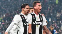 Striker Juventus, Mario Mandzukic berselebrasi bersama rekan-rekannya usai mencetak gol ke gawang Inter Milan pada lanjutan Liga Serie A Italia di Allianz stadium, Turin (7/12). Juventus menang tipis atas Inter Milan 1-0. (Andrea Di Marco/ANSA via AP)