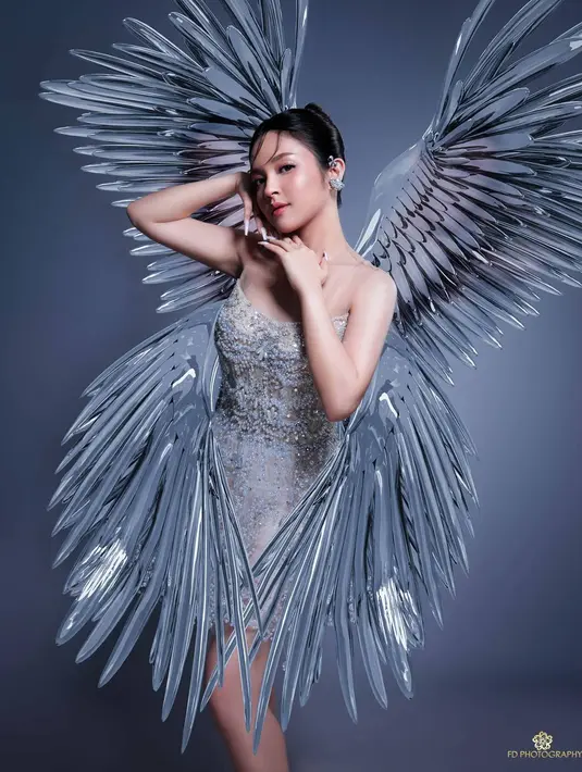 Dalam pemotretannya bersama FD Photography yang sudah menjadi langganan para selebriti, sosok Eca yang dihiasi dengan sayap ini menawan. Dalam unggahan hasil pemotretannya kali ini pun banyak dibanjiri pujian oleh netizen dalam kolom komentar Instagramnya. (Liputan6.com/IG/@elsaajapasal)