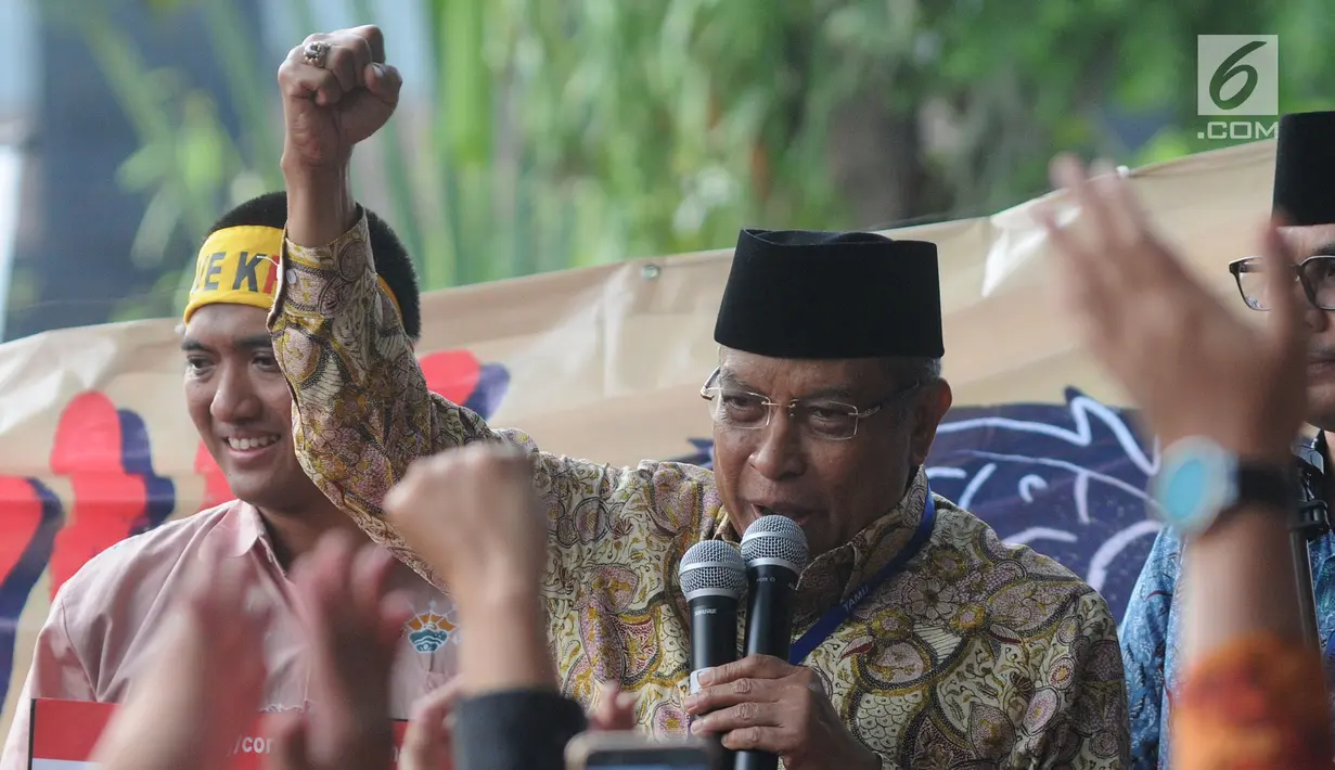 Ketum PBNU KH Said Aqil Siradj dan Ketua Wadah Pegawai KPK Yudi Purnomo Harahap saat pidato aksi dukung capim KPK bersih di Gedung KPK, Jumat (30/08/2019). Mereka mendesak panitia seleksi Capim KPK memilih yang bersih dan berintegritas tidak bermasalah. (merdeka.com/Dwi Narwoko)