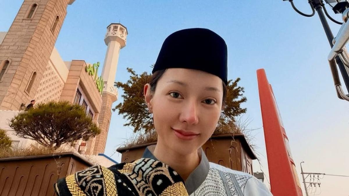 Potret Lucinta Luna Lebaran dengan Sarung dan Baju Koko, Berdiri di Shaf Laki-Laki Saat Salat Id