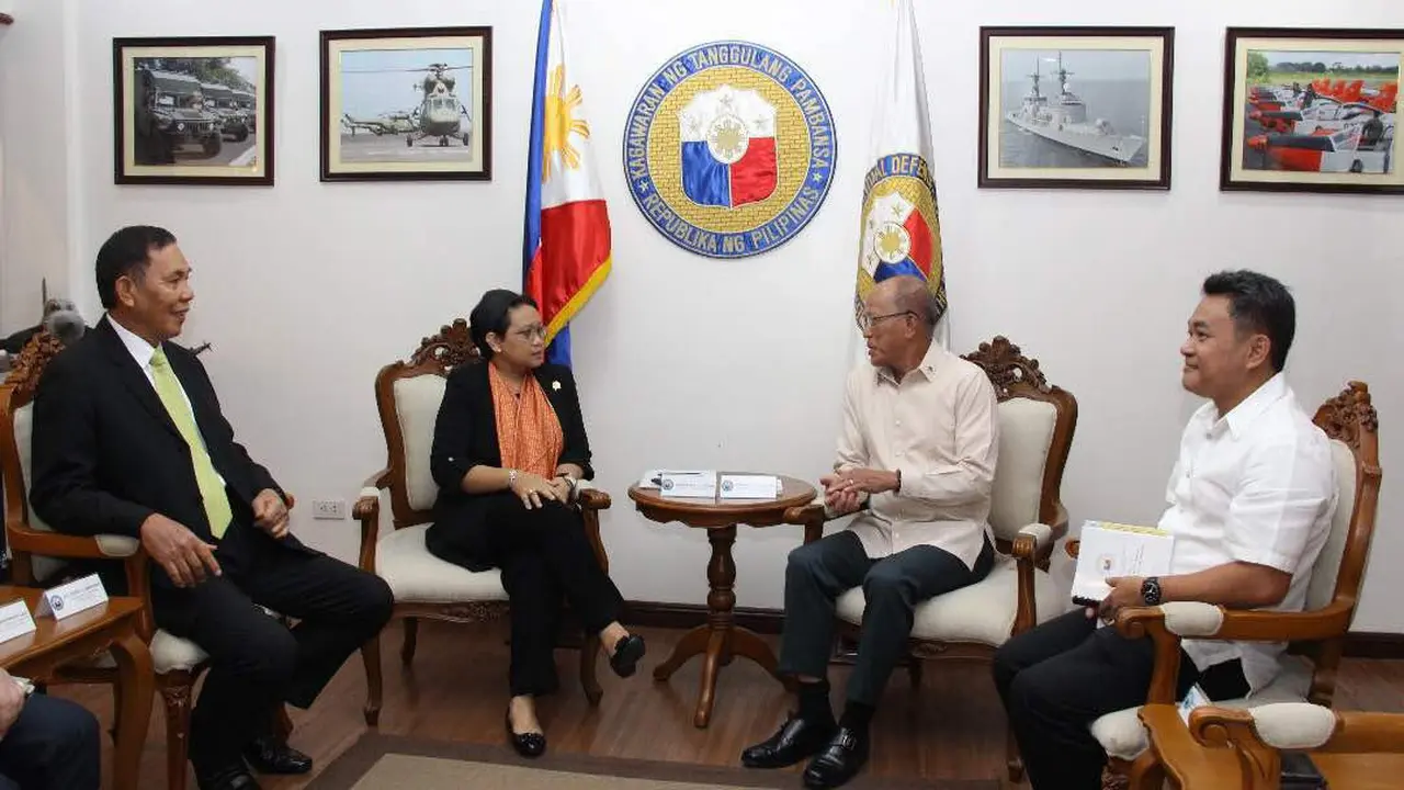 Menlu Retno Marsudi bertemu dengan perwakilan Filipina di Manila. (Dokumentasi Kemlu)