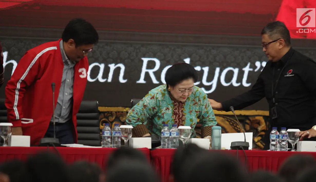 Ketua Umum PDIP Megawati Soekarnoputri (tengah) saat akan memberi pembekalan kepada calon anggota legislatif PDIP di DPP PDIP, Jakarta, Kamis (15/11). Tujuan kegiatan ini agar partai dapat melahirkan kader yang berkualitas. (Merdeka.com/Imam Buhori)