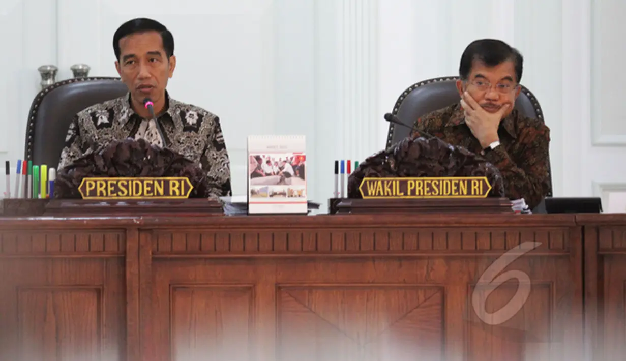 Presiden Joko Widodo (kiri) didampingi Wapres Jusuf Kalla memimpin Sidang Kabinet Paripurna di Kantor Presiden, Jakarta, Rabu (4/3/2015). Sidang membahas isu-isu nasional, diantaranya penyaluran beras untuk rakyat miskin. (Liputan6.com/Faizal Fanani)