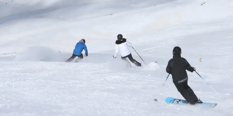 Bermain Ski Salju di Iran
