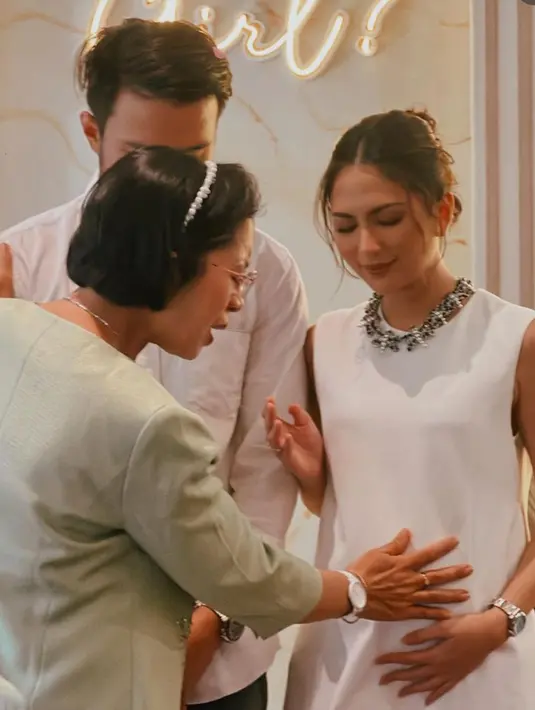 Jessica mengaplikasikan makeup glam dengan riasan eye shadow smokey dan lipstik kecoklatan matte. Dan gaya rambut messy bun. [@furrycitra]