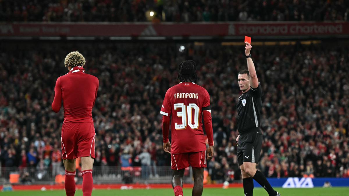Andy Robertson Sindir Hugo Ekitike Usai Kartu Merah Konyol Hampir Gagalkan Liverpool di Carabao Cup