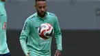 Pemain depan Brasil Neymar mengamati bola selama sesi latihan  menjelang Kualifikasi Piala Dunia 2026 zona CONMEBOL, di Lima, Senin (11/9/2023). (Cris BOURONCLE / AFP)
