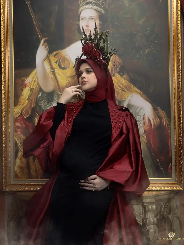 7 Gaya Cut Meyriska Kembali Lakukan Maternity Shoot, Menawan Bertema Klasik