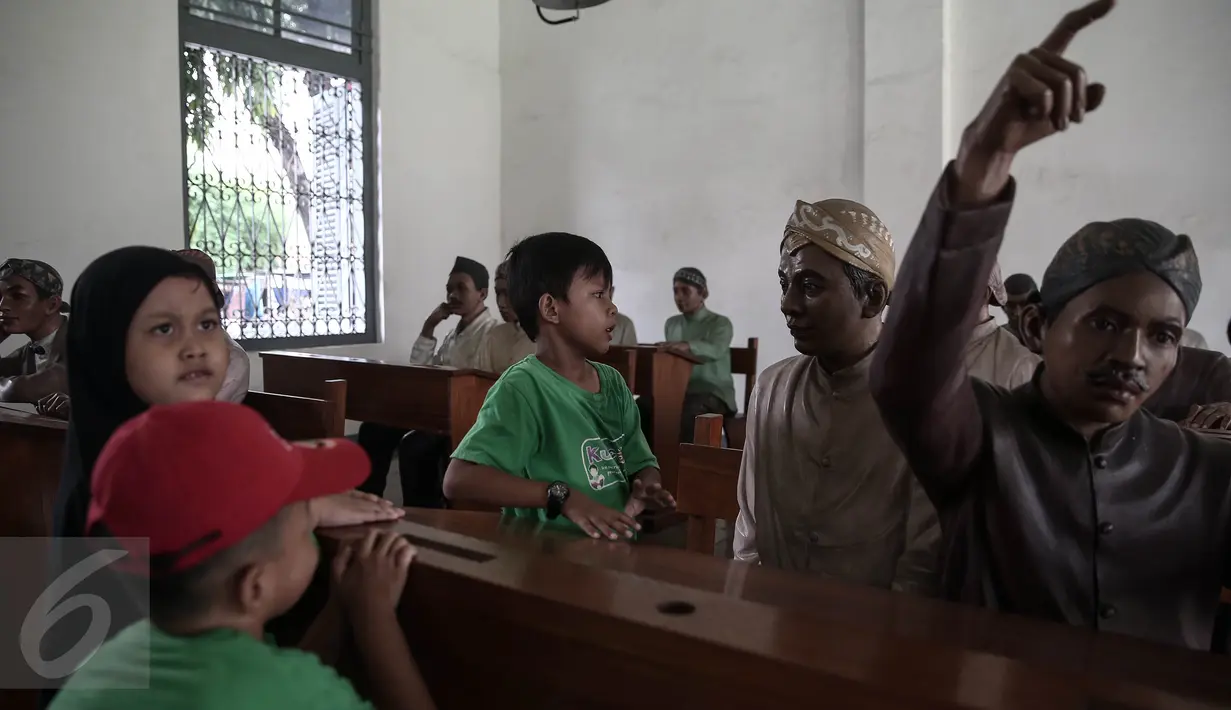 Para murid TK Kurcacil Jakarta Utara mengamati patung pelajar Stovia di Museum Kebangkitan Nasional, Jumat (20/5). Kunjungan para murid itu dalam rangka memperingati Hari Kebangkitan Nasional yang diperingati hari ini. (Liputan6.com/Faizal Fanani)