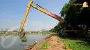 Proyek Waduk Ria Rio di wilayah  Pedongkelan, Pulogadung, Jakarta Timur masih belum selesai. Tampak sebuah eskavator tengah mengambil enceng gondok yang tumbuh subur di waduk ini. (Liputan6.com/Herman Zakharia)