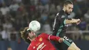 Gelandang Manchester United, Marouane Fellaini, duel udara dengan bek Real Madrid, Daniel Carvajal, pada laga Piala Super Eropa di Stadion Philip II, Skopje, Selasa (8/8/2017). Foto muka unik Fellaini viral di media sosial. (AP/Boris Grdanoski)