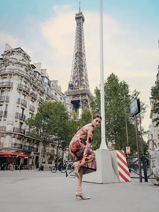 Menara Eiffel merupakan ikon dari kota Paris yang selalu menjadi latar belakang dalam mengabadikan momen seru liburan di kota ini. Menara yang menjulang tinggi ini pun selalu memukau dengan bangunan yang berada di sekitarnya yang tidak membuat bosan para seleb untuk abadikan momen tersebut di media sosial Instagram. (Liputan6.com/IG/@debisagita)