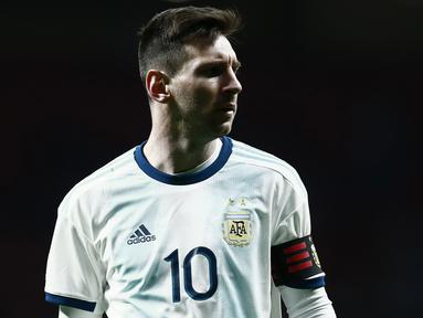 Gelandang Argentina, Lionel Messi, tampak kecewa usai dikalahkan Venezuela pada laga persahabatan di Stadion Wanda Metropolitano, Madrid, Jumat (22/3). Argentina kalah 1-3 dari Venezuela. (AFP/Benjamin Cremel)