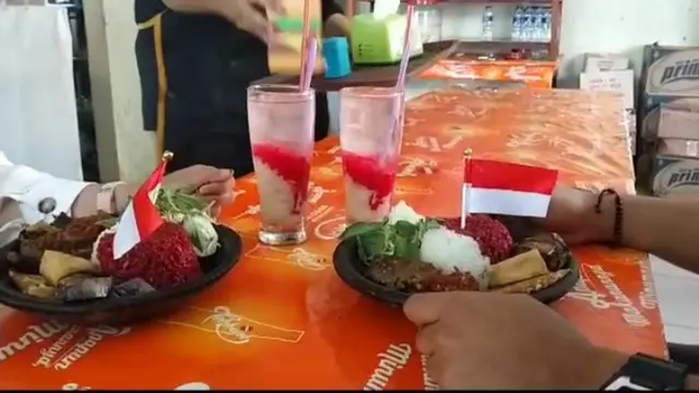 Menu nasi merah putih yang ditawarkan di Kedai Makan Sambal Pee Simbok Kota Pati.