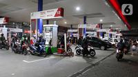 Sejumlah kendaraan mengisi bahan bakar minyak (BBM) di sebuah SPBU di Jakarta, Kamis (31/3/2022). PT Pertamina (Persero) akan memberlakukan tarif baru BBM jenis Pertamax menjadi Rp 12.500 pada 1 April 2022. (Liputan6.com/Herman Zakharia)