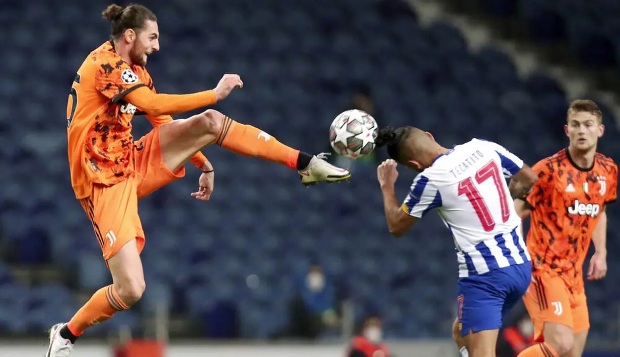 Gelandang Juventus, Adrien Rabiot, berebut bola dengan pemain Porto, Jesus Corona, pada laga Liga Champions di Stadion Dragao, Kamis (18/2/2021). Porto menang dengan skor 2-1. (AP/Luis Vieira)