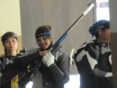 Petembak Indonesia, Maharani Ardi menahan kekecewaan usai gagal di Final 50m RIFLE 3 positions women di Kejuaraan Menembak se-Asia Tenggara di Jakarta, Senin (23/11/2015). Maharani menempati posisi enam dengan 383.3 poin. (Liputan6.com/Helmi Fithriansyah)