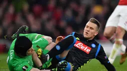 Kiper Arsenal, Petr Cech berduel dengan Zielinski pada leg 1, babak perempat final Liga Europa yang berlangsung di Stadion Emirates, London, Jumat (12/4). Arsenal menang 2-0 atas Napoli. (AFP/Ben Stansall)