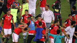 Para pemain Mesir merayakan keberhasilan negaranya lolos ke Piala Dunia 2018 di Stadion Borg El Arab, Alexandria, Senin (8/10/2017). Mesir lolos ke Piala Dunia setelah absen sejak gelaran tahun 1990. (AFP/Tarek Abdel Hamid)
