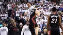 Miami Heat guard Goran Dragic (7) merayakan kemenangan bersama Gerald Green (14) usai melawan Toronto Raptors pada NBA Playoffs di Air Canada Centre, Toronto, Selasa (3/5/2016). Heat menang 102-96. (Reuters/Mandatory/Dan Hamilton-USA TODAY Sports)