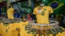 Seragam tim sepak bola nasional Brasil dipajang di pasar Saara, Rio de Janeiro, Brasil, pada Selasa 9 Juni 2026, menjelang turnamen Piala Dunia FIFA 2026. (Nelson ALMEIDA/AFP)