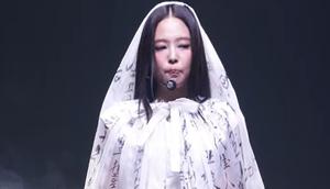 Jennie BLACKPINK tampil di panggung MMA 2025. (dok. Tangkapan layar Youtube Melon)