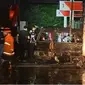 Puing sebuah angkot yang hangus karena dilalap api dalam peristiwa kebakaran SPBU di Kota Malang pada Kamis, 18 Maret, 2021 malam (Liputan6.com/Zainul Arifin)