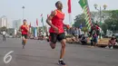 Peserta berlari saat mengikuti lomba lari 10K di Silang Monas, Jakarta, Minggu (27/9/2015). Lomba lari tersebut dibuka oleh Panglima TNI Jenderal TNI Gatot Nurmantyo dan digelar untuk memperingati Hut TNI ke 70. (Liputan6.com/Faizal Fanani)