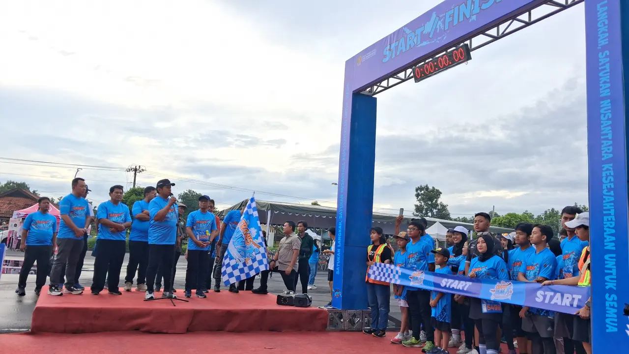 Wakil Menteri Transmigrasi (Wamentrans) Viva Yoga Mauladi menghadiri Jogja Transmigrasi Run 2025 yang digelar di Kabupaten Sleman, Yogyakarta. (liputan6.com/Fatimah Azzahra)