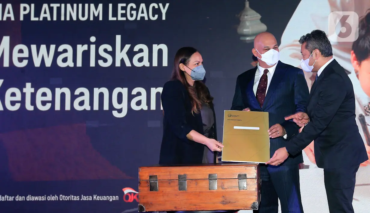 Presiden Direktur AIA Sainthan Satyamoorthy (tengah) didampingi Chief Marketing Officer Kathryn Parapak (kiri) dan Direktur Keagenan Indrasena Patmawidjaja (kanan) berbincang saat peluncuran AIA Platinum Legacy di Jakarta, Senin (6/6/2022). AIA Platinum Legacy yang menyasar segmen nasabah High Net Worth (HNW) dengan nilai proteksi maksimal mulai Rp 2 miliar dilengkapi AIA Vitality untuk bantu jaga kesehatan nasabah. (Liputan6.com/HO/Astra)