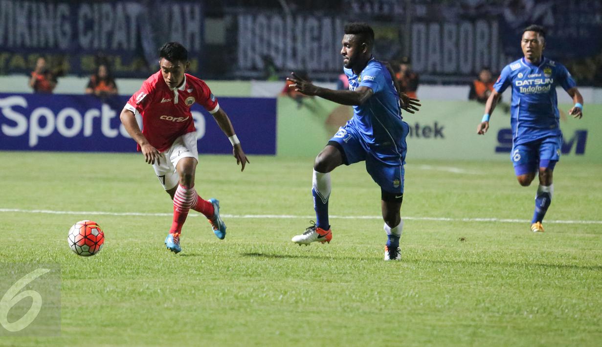 Pemain Persib, Yanto Basna berusaha merebut bola dari pemain Persija, Abrizal ‎Amanailo di Stdion GBLA, Bandung, Sabtu (16/7). Hingga babak pertama usai, skor 0-0 menghiasi lanjutan laga pekan ke-10 Torabika Soccer Championship (Liputan6.com/Yoppy Renato)