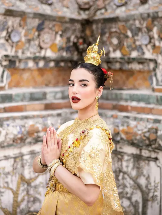 Ia mengenakan kain brokat emas berpadu silk dengan motif tradisional, disempurnakan oleh selendang menyilang (sabai) yang menjuntai anggun di salah satu bahunya. [@tasyafarasya].