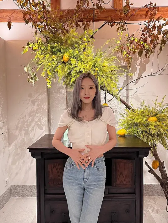 Melalui akun Instagram, wanita 34 tahun ini cukup sering tampil bergaya kasual. Diirnya bahkan sering terlihat menggunakan celana jeans di berbagai kesempatan. (Liputan6.com/IG/@taeyeon_ss)