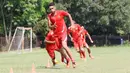 Pemain Persija Jakarta, William Pacheco dan rekan-rekannya menggeber fisik pada sesi latihan di Lapangan Villa 2000, Pamulang, Tangerang Selatan, Senin (25/4/2016). (Bola.com/Nicklas Hanoatubun)