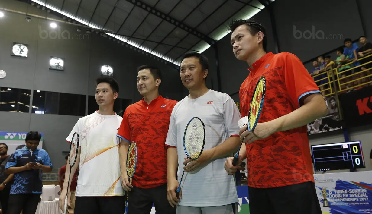 Menpora, Imam Nahrawi, pebulutangkis Kevin Sanjaya, Chandra Wijaya dan Ricky Subagja pada laga eksebisi di CWIBC, Serpong, Selasa, (19/12/17). Acara tersebut sekaligus pemberian penghargaan kepada Tokoh Bulutangkis. (Bola.com/M Iqbal Ichsan)