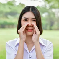 ilustrasi perempuan berbisik/wear it out/Shutterstock