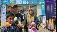 Linda (kanan) bersama keluarga menjadi salah satu penonton asal Banjarnegara, Jawa Tengah, yang merasakan kemudahan dari layanan penjualan tiket pertandingan Proliga 2024 melalui aplikasi PLN Mobile.