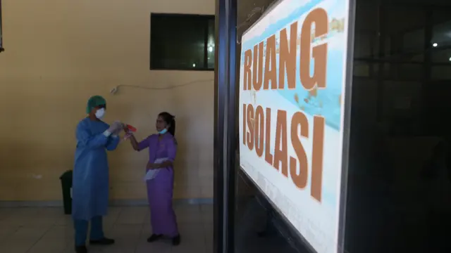 Petugas kesehatan RSUD Anutapura Palu sedang menyiapkan diri di ruang isolasi saat digelar simulasi penanganan pasien virus corona. (Foto: Liputan6.com/Heri Susanto)
