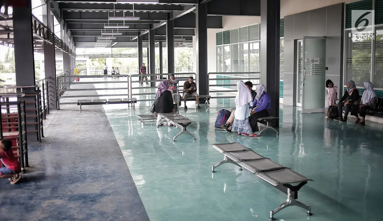 Calon penumpang menunggu di ruang tunggu Terminal terpadu tipe A Pondok Cabe di Pamulang, Tangerang Selatan, Senin (31/12). Mulai 31 Desember ,  terminal yang memiliki luas mencapai 25.995 m2 tersebut resmi beroperasi. (Liputan6.com/Faizal Fanani)