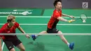 Pasangan ganda putra Indonesia, Kevin Sanjaya/Marcus Gideon, saat melawan wakil Chinese Taipei, Lee Jhe-Huei/Lee Yang, pada laga Asian Games di Istora, Jakarta, Senin (27/8). Kevin/Marcus menang 21-15, 20-22, dan 21-12. (Bola.com/Vitalis Yogi Trisna)