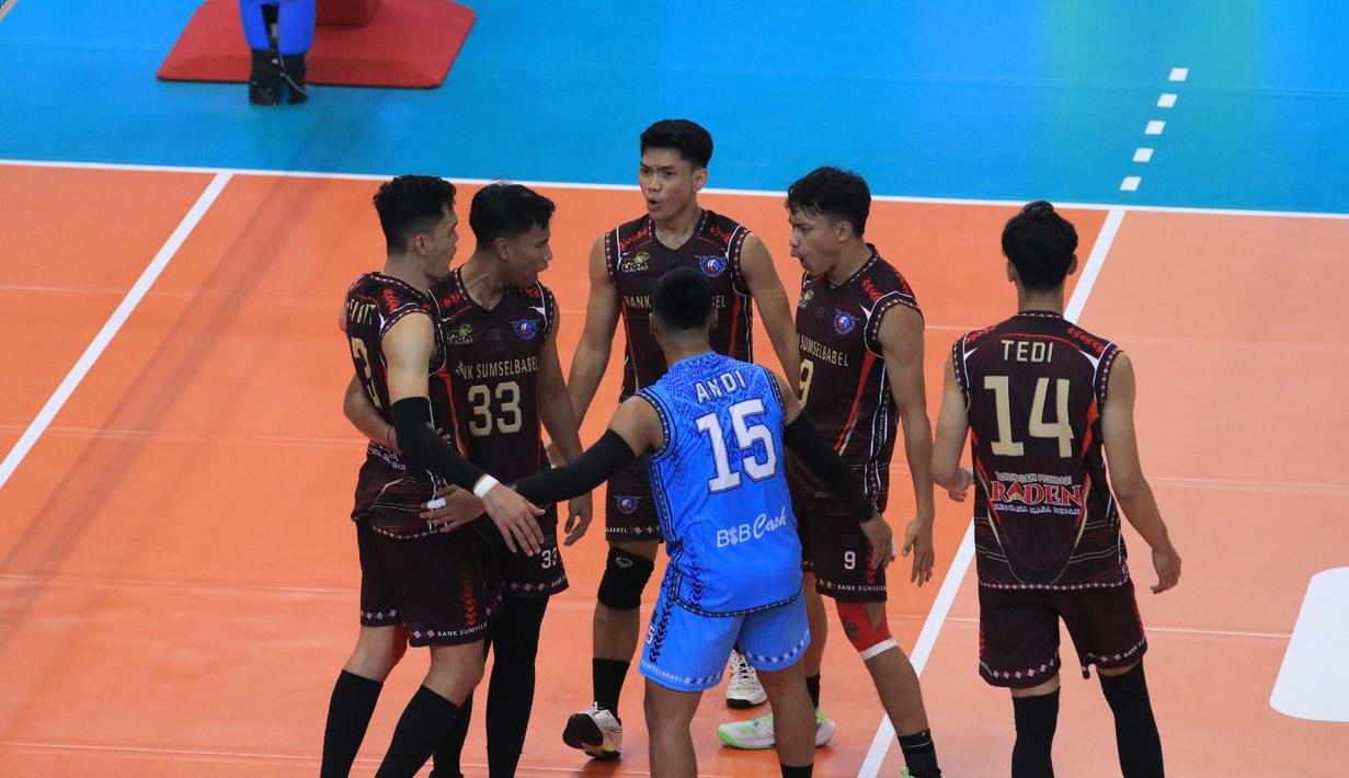 <p>Selebrasi para pemain Palembang Bank Sumsel Babel setelah mencetak angka saat menghadapi Jakarta LavAni Allo Bank Electric pada laga pekan pertama putaran I PLN Mobile Proliga 2024 di GOR Amongrogo, Yogyakarta, Minggu (28/4/2024). Palembang Bank Sumsel Babel kalah 0-3 (24-26, 23-25, 19-25). (Dok. PBVSI)</p>