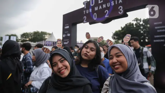Antusias Penonton Konser Tulus
